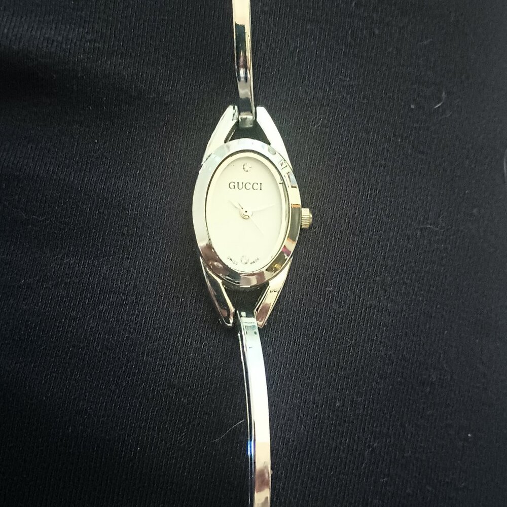 Gucci watch with two diamond chips - Picture 4 of 8